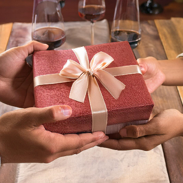 Gift Bags: Essential Tips to Enhance the Gifting Experience