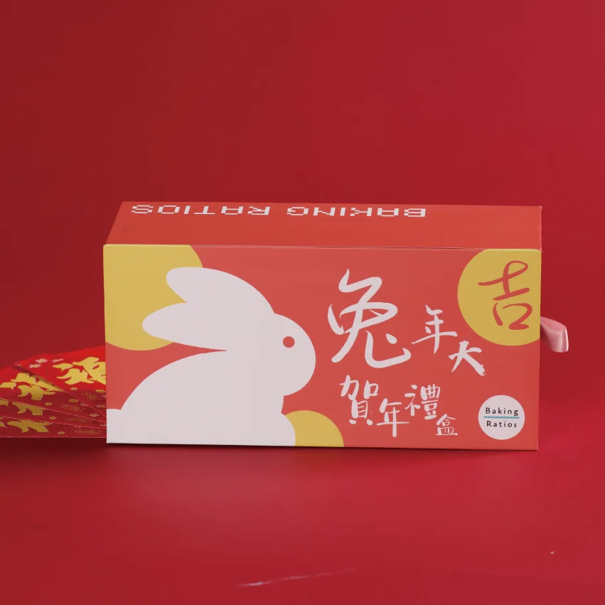 合上嘅 Baking Ratios 抽屜盒,紅底白兔剪影同"兔年大賀年禮盒"字樣