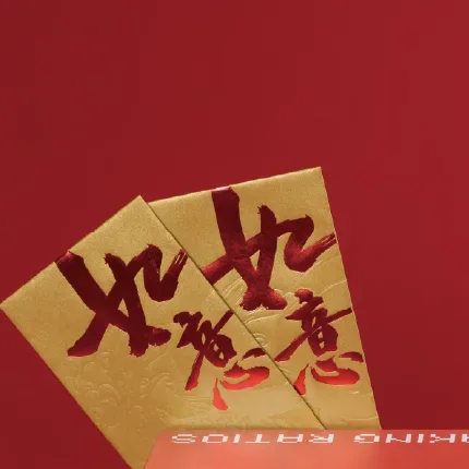 印住"如意"嘅利是封企喺打開嘅抽屜盒後面