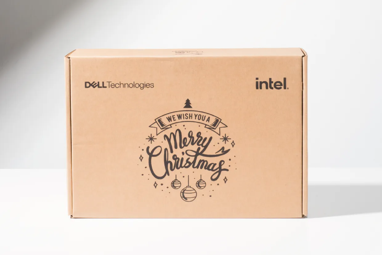 Intel × Dell 飛機盒訂製: 牛皮紙單黑印刷，做聯名企業聖誕禮品盒