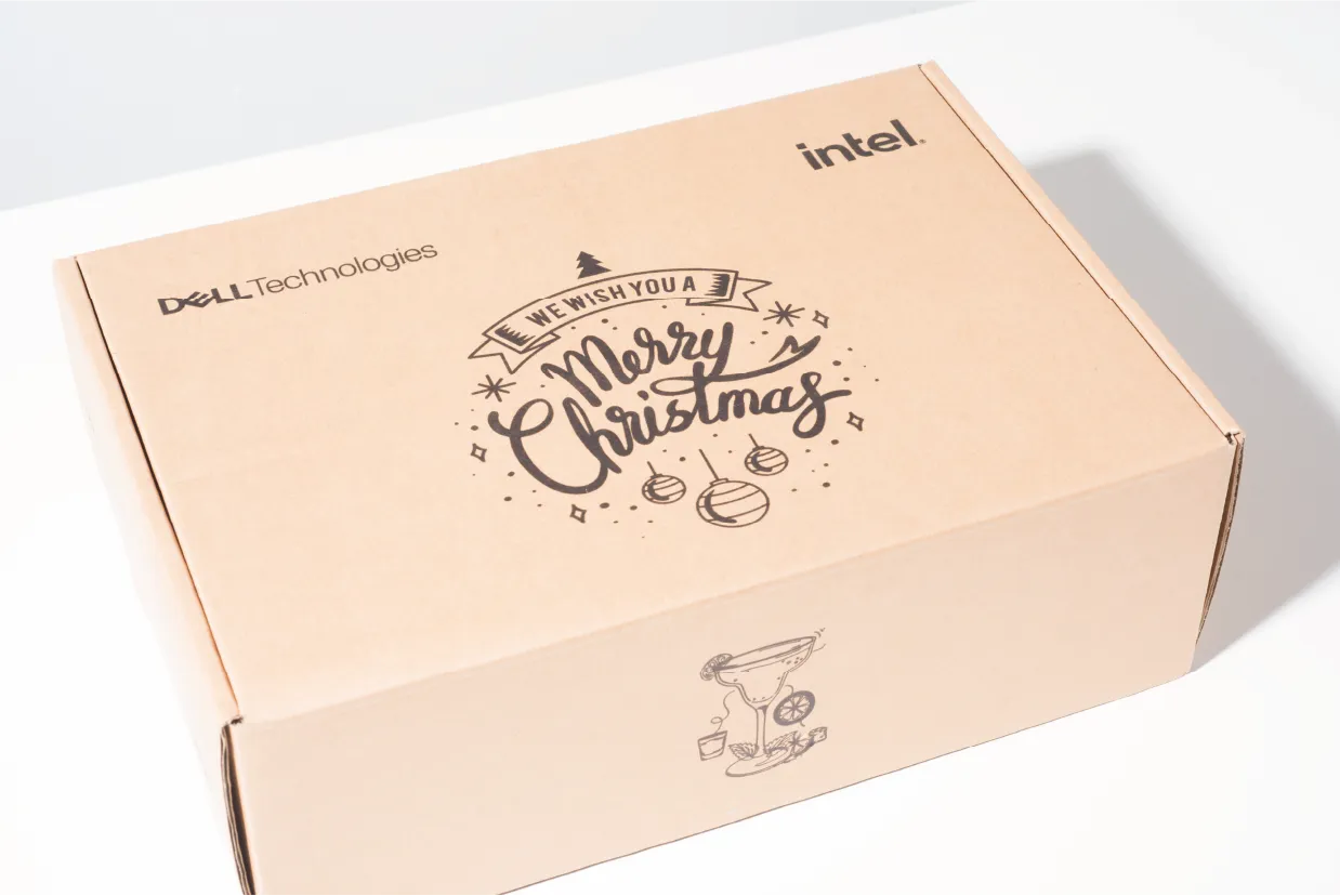 牛皮紙飛機盒,盒蓋手寫 Merry Christmas,前面板有線條插畫