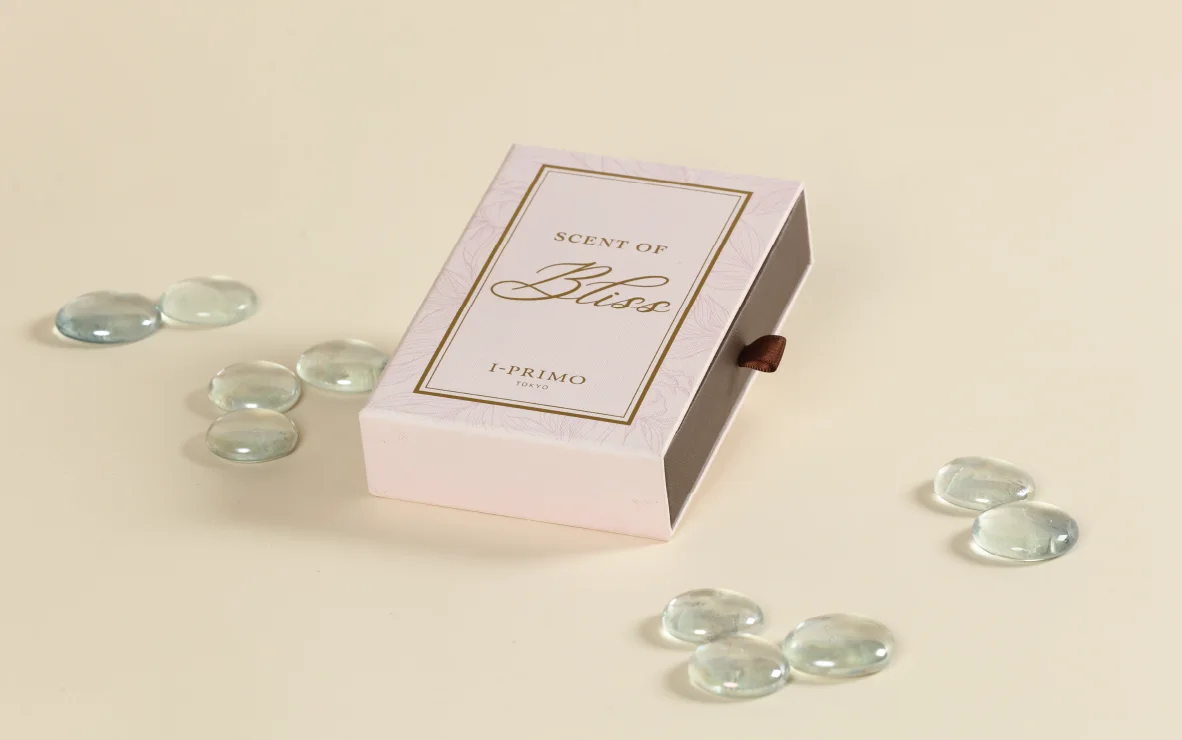 I-PRIMO Scent of Bliss 粉色抽屜硬盒合上,燙金框線同 Logo,啡色絲帶拉手