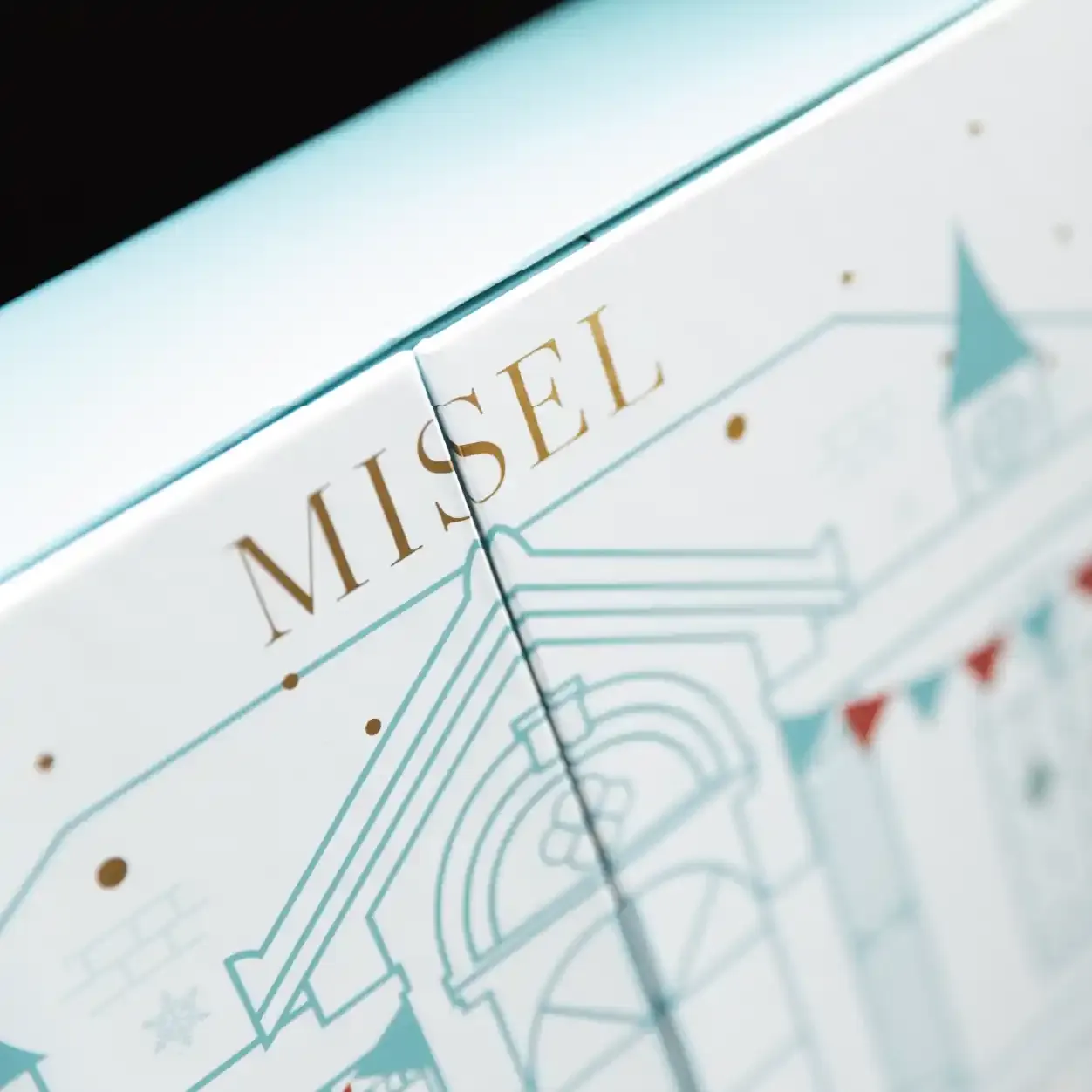 MISEL 燙金 Logo 橫跨日曆門嘅特寫